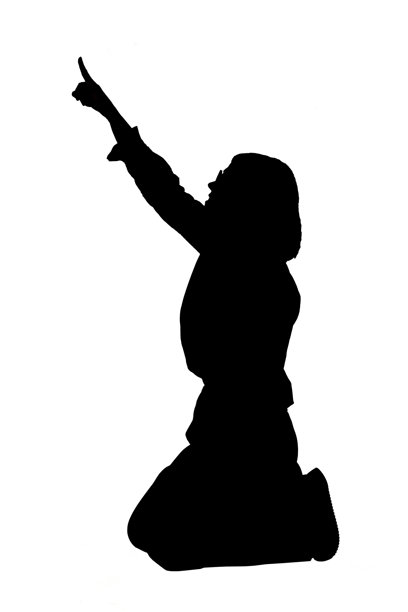 一个女人跪姿侧面剪影，她指着并抬头向上看图片下载