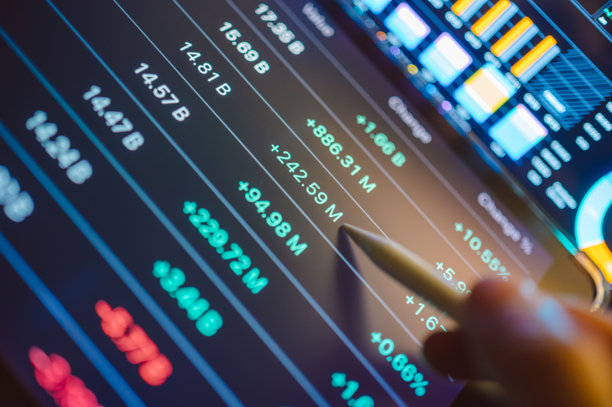 数字金融图表展示了加密货币和股票交易决策的跨市场分析，实时交易屏幕显示同步的股票和加密货币图表，用于人工智能投资组合监控，2026年图片下载