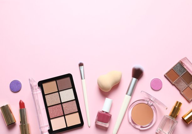 专业装饰性化妆品、彩妆产品及配件，置于彩色背景上，简约风格。美容、时尚、面容和购物博主概念图片下载