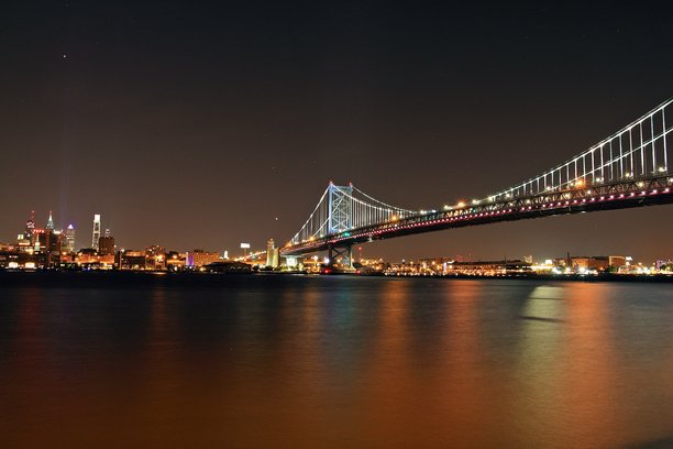 本杰明·富兰克林大桥的夜景照片图片下载