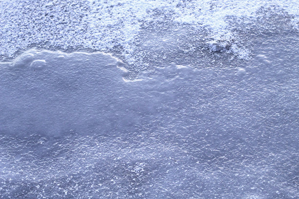 冰冻湖面上的天然蓝色冰块纹理。优雅的冬季质感，色调柔和，适合奢侈品牌、自然主题和抽象背景。图片下载