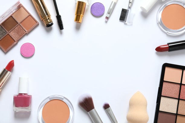 专业装饰化妆品、彩妆产品及配件，白色背景，简约风格。美容、时尚、容貌及购物博主概念图片下载
