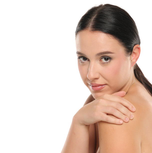 一名深色头发、化着妆的女子在白色背景前回眸的棚拍照片。图片下载