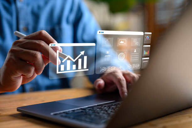 商业分析概念，展示虚拟屏幕上的数字数据可视化图表，代表增长战略、数据分析和营销绩效洞察。图片下载