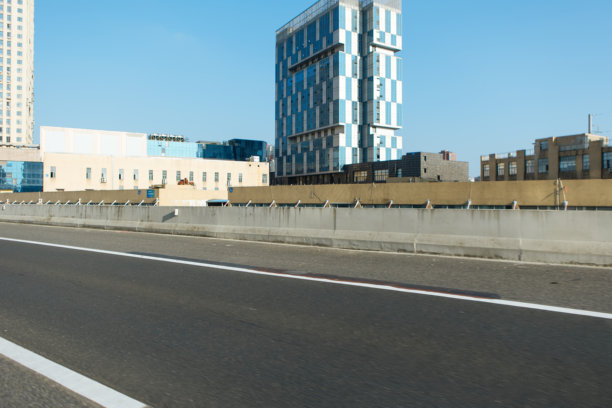 城市街景地面视角，远处是中央商务区天际线作为背景，留有干净的复制空间用于汽车广告设计，现代城市风光适合商业推广、交通品牌、户外营销视觉和极简主义广告图片下载