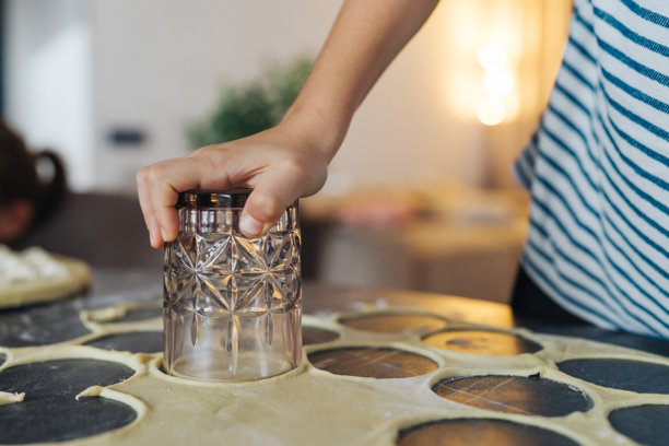 家庭糕点师用华丽的玻璃模具制作带有图案的饼干图片下载