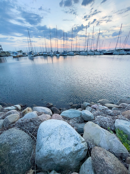 丹麦希尔茨哈尔斯市北海港口停靠的豪华游艇的垂直照片。夏末傍晚，海面平静。图片下载