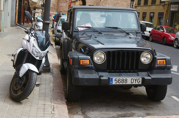 西班牙瓦伦西亚，2015年9月5日，SUV和摩托车，新闻素材。图片下载