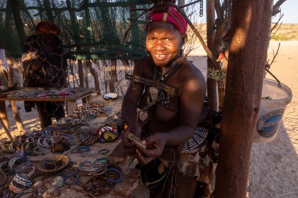 一位女士在纳米比亚的露天市场出售手工珠宝，时值日落时分图片下载