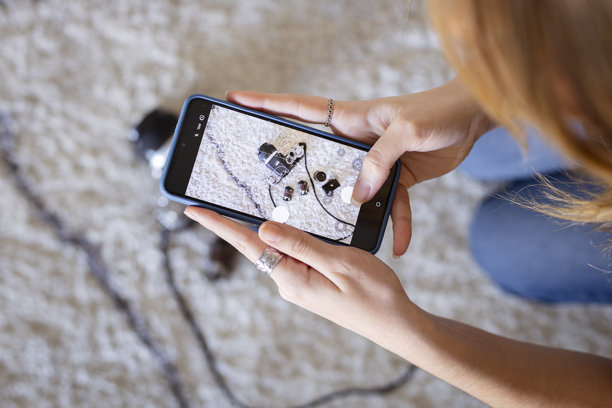 女子用智能手机拍摄俯视的复古相机图片下载