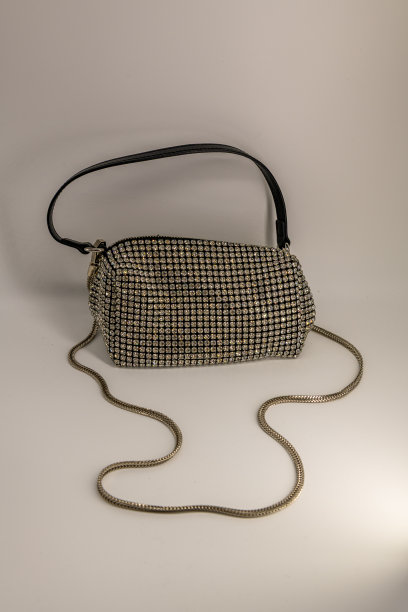 女士手提包，金属珠制成，白色。80年代的手提包。旧的、古老的或复古的手提包图片下载