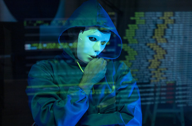 戴着口罩、穿着连帽衫的黑客正在虚拟屏幕上试图破解安全系统，进行数据盗窃，网络威胁图片下载