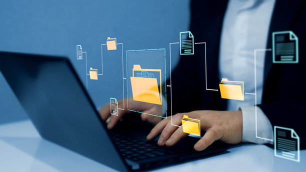 在线文档数据库和文档管理系统概念。女商人在笔记本电脑上操作虚拟屏幕。流程自动化以高效管理文件。图片下载