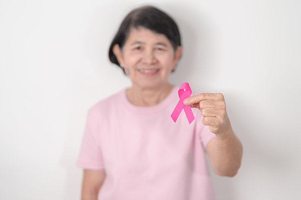 粉红丝带的年长女性，纪念十月粉红十月乳腺癌宣传月、五月女性健康月、二月世界癌症日、支持病患生命，以及纪念全国癌症幸存者月。图片下载