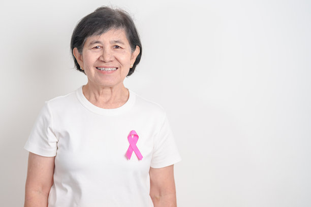 粉红丝带的年长女性，纪念十月粉红十月乳腺癌宣传月、五月女性健康月、二月世界癌症日，支持生命与疾病中的人们。全国癌症幸存者月。图片下载