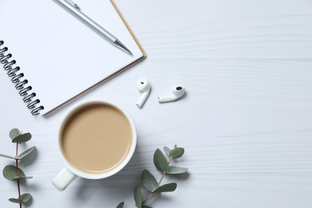 商务概念。白色背景下带有计划本、钢笔、咖啡杯和桉树的工作场所俯视照片，留有空白空间。图片下载