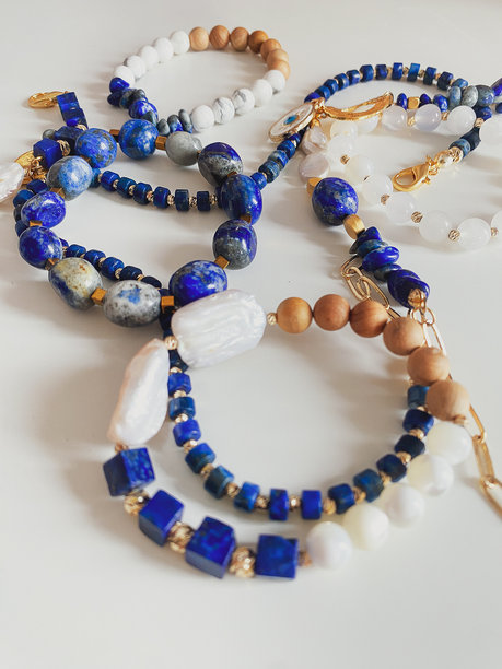 手工串珠手链合集，包含青金石、天然珍珠和金色吊饰图片下载