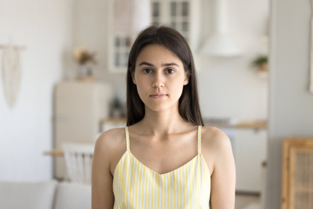 漂亮的年轻女子在家庭厨房中的头像照片图片下载