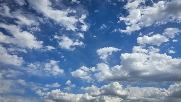 广阔的蓝天飘着洁白的云朵，带来宁静、清晰和自由的感觉。非常适合自然、旅行、户外、健康和励志题材的图片素材。图片下载