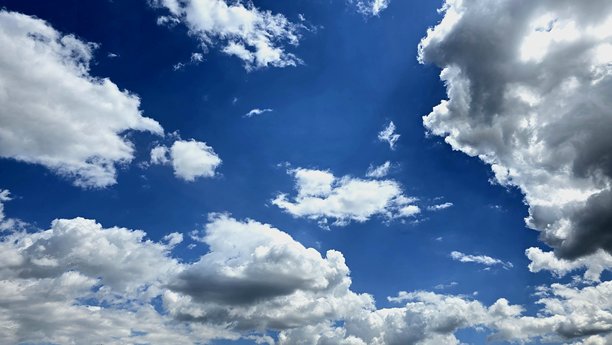 广阔的蓝天白云，带来宁静、清晰和自由的感觉。非常适合自然、旅行、户外、健康和励志素材。图片下载