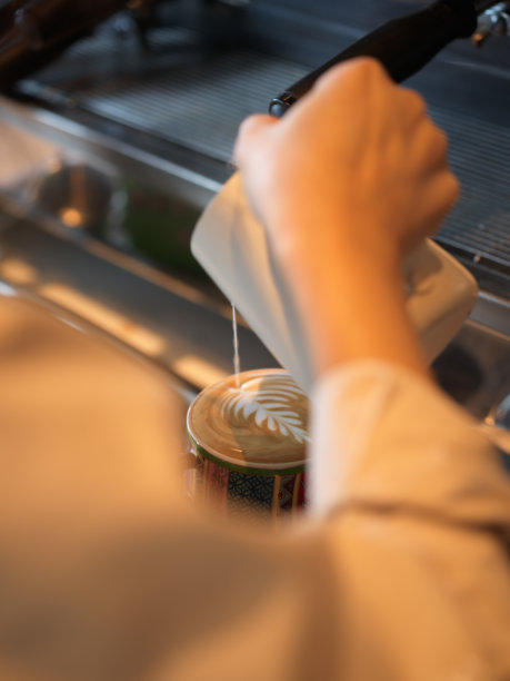 咖啡师制作拉花咖啡图片下载