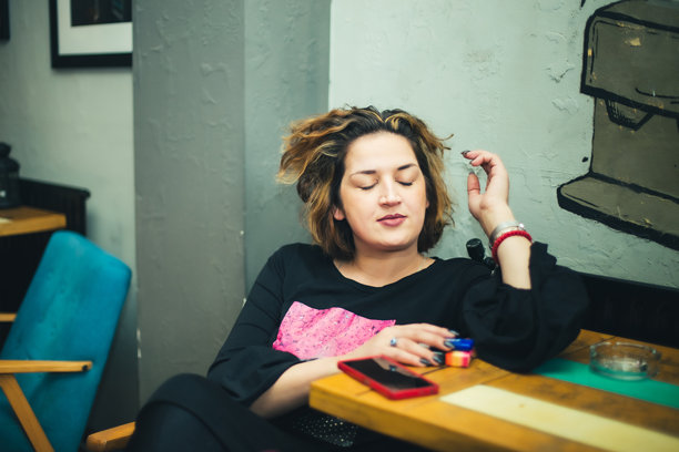 女子在咖啡馆沉思的素材照片图片下载