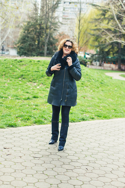 年轻女子在公园里散步的素材图片图片下载