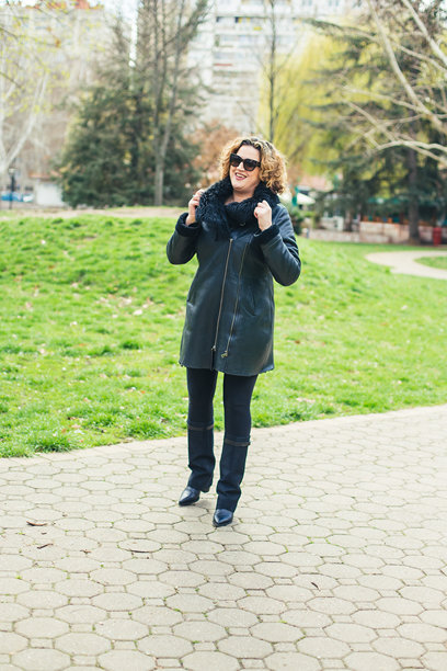 年轻女子在公园散步的素材照片图片下载