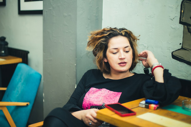 一位女士在咖啡馆沉思的素材照片图片下载