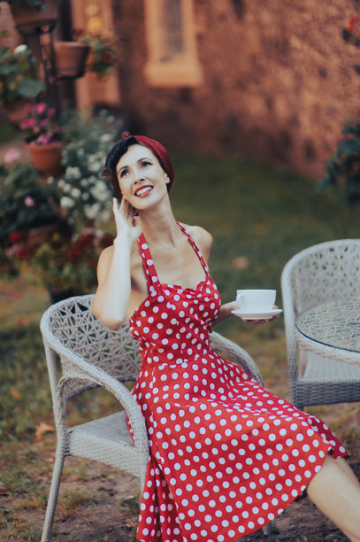 复古风格的电影感肖像，一位身穿红裙的美丽女子图片下载