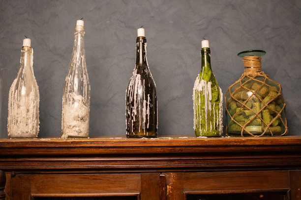 老旧的化学实验室。一张老旧实验室的照片，里面有很多瓶子和污垢。图片下载