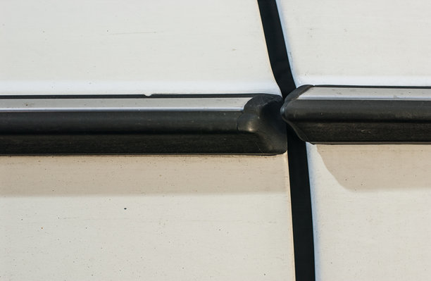 汽车门饰和面板对齐的特写，带有阴影。图片下载