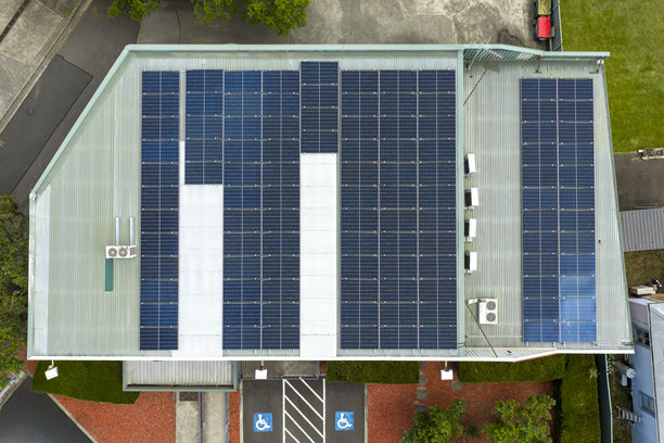 屋顶上大片太阳能电池板的航拍照片图片下载