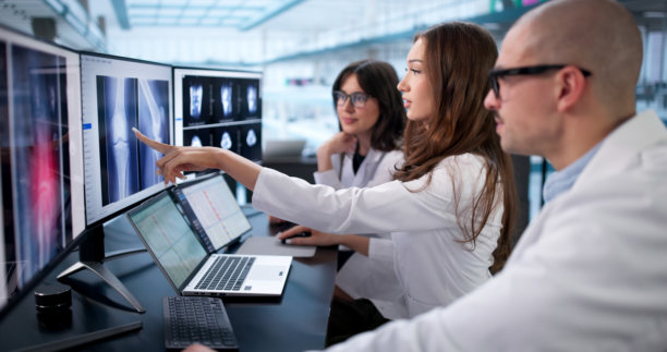 医生和牙医在会议上在电脑屏幕上查看X光片结果图片下载