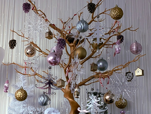 现代圣诞树，饰有白色、粉色、金色和银色装饰品图片下载
