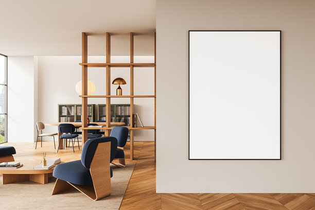 现代室内设计，在带有木质装饰和蓝色椅子的时尚休息室里，米色墙上挂着一幅大型空白画框海报，非常适合设计模型模板使用。三维渲染。图片下载