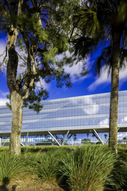 日出时分的佛罗里达美国运通大厦的长曝光照片图片下载