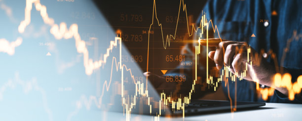 商业分析师在数字屏幕上与股票市场图表界面互动，展示外汇增长和加密货币交易概念在现代背景下。图片下载