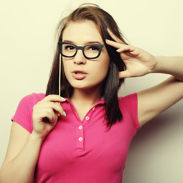 派对照片。一个俏皮的年轻女子戴着派对眼镜。图片下载