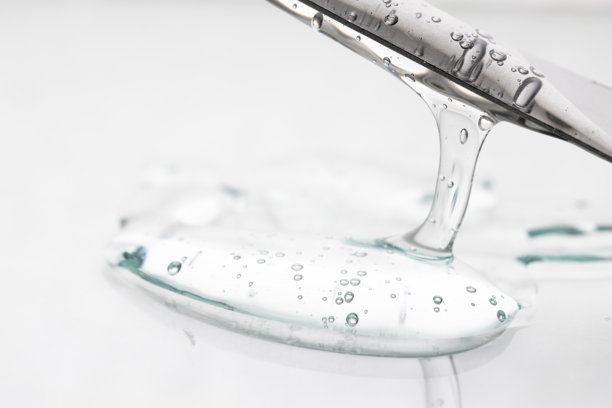 带有透明瓶身的精华滴管，正面特写。图片下载