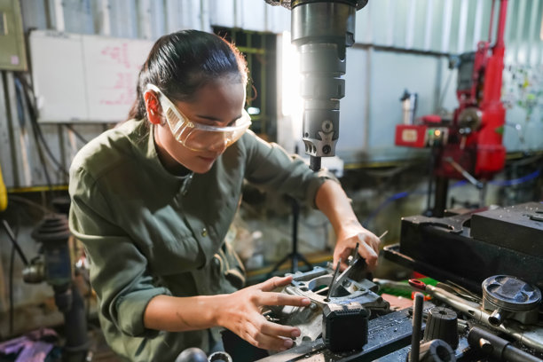 女性技术员在工厂车间工作的照片，室内特写，赋能工程图片下载