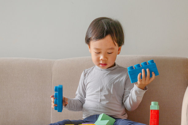 宝宝在客厅玩积木玩具，创意活动，在家上学，图库照片图片下载