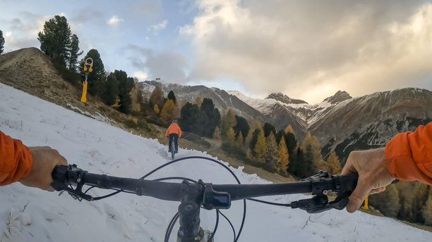 第一视角跟随年轻女子在秋季的森林中骑行电动山地自行车图片下载