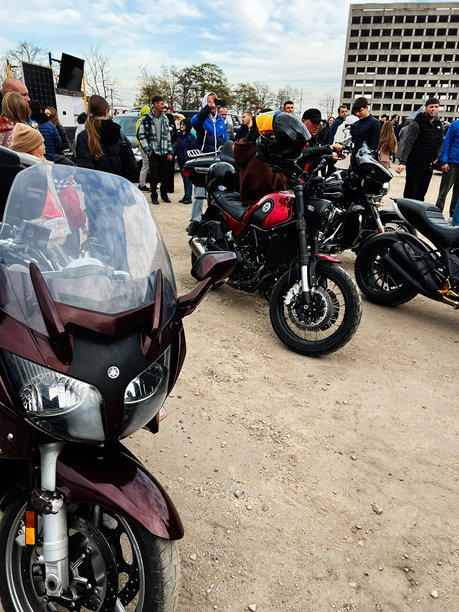 摩托车聚会，一群骑手和旁观者在建筑工地附近的户外活动图片下载