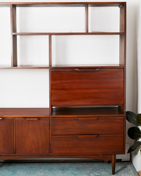 复古的中世纪双面墙壁单元，带有实心胡桃木拉手和秘书书桌图片下载