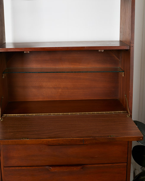 复古的中世纪风格双面墙体收纳柜，配有实心胡桃木拉手和秘书书桌图片下载