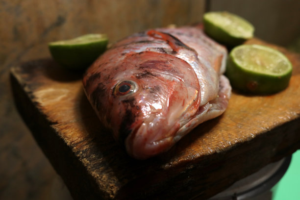 准备烹饪的新鲜生鱼照片图片下载