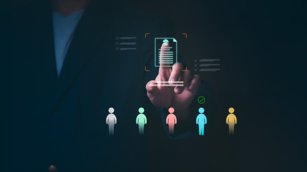 一位商务人士正在触摸虚拟屏幕进行人力资源管理和招聘。概念涉及候选人筛选、数字文件验证、员工评估和人才招聘。图片下载