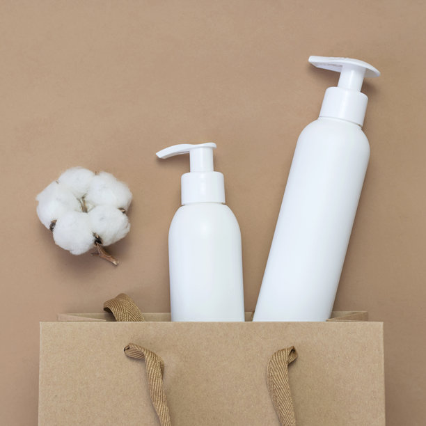 化妆品水疗品牌样机。白色化妆品瓶容器、棉花枝、纸质手提袋，背景为棕色，俯视扁平布局。天然有机美容产品概念图片下载