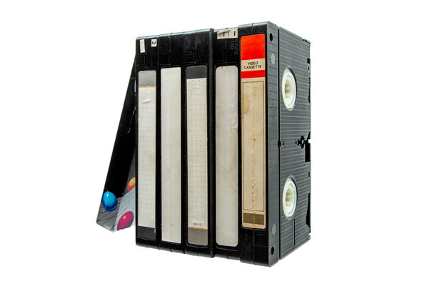 一叠复古黑色VHS录像带，带有空白白色标签和一张红色标签，在白色背景上孤立。图片下载